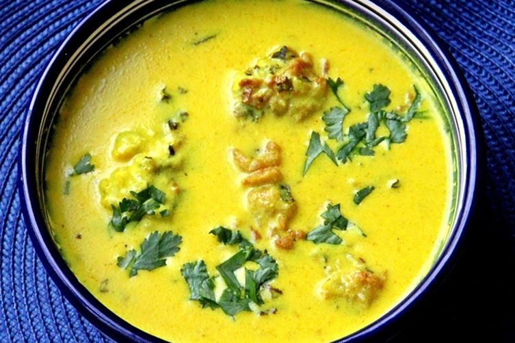 Pakoda Pulusu (Curry with Pakodas)